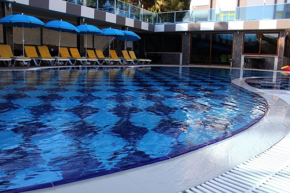 Merlin Beach Park Hotel Tosmur エクステリア 写真